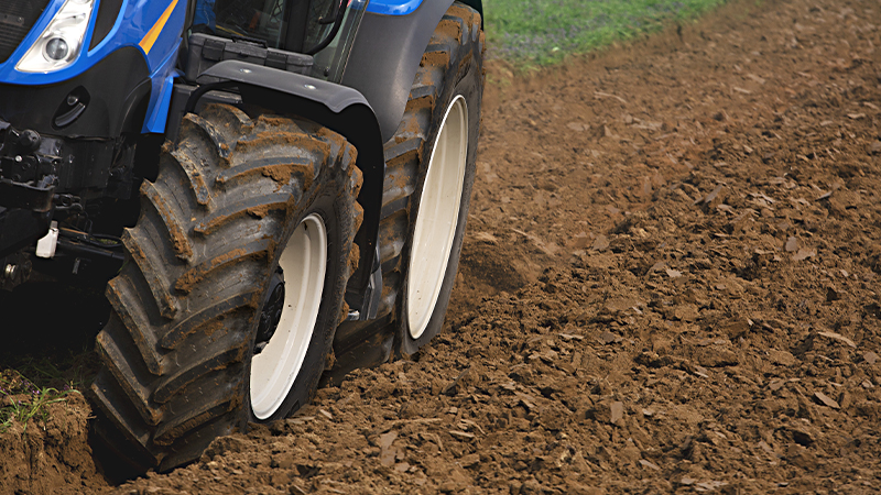 BKT launches the new EM 933 SUPER tire at BAUMA 1